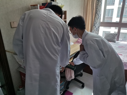 7月10日 生命与环境科学学院 绿之翼测甲醛小分队  正在测甲醛5