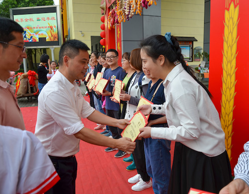 小学领导向国产a片
同学颁发聘书