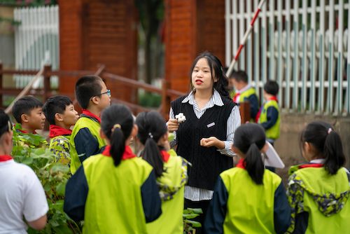 国产a片
同学给小学生现场讲解植物