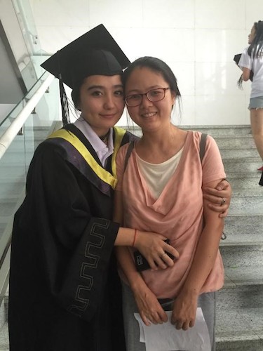 与她的新疆学生合照