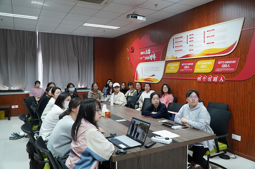 国产a片
师生同看一堂思政课_副本