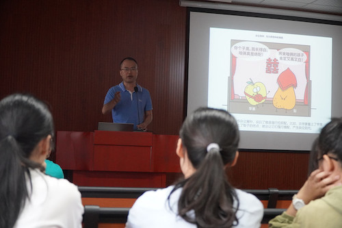 老师为同学们上党课