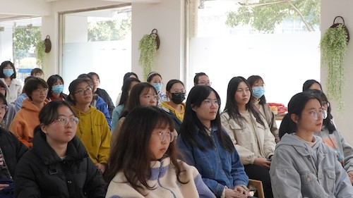 同学们认真听讲