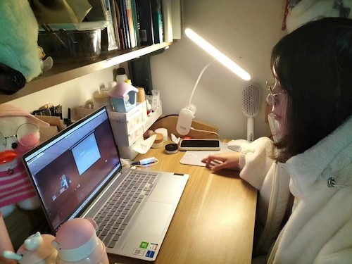 同学在寝室观看直播