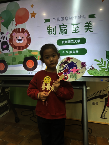 小朋友展示自己的创作成果